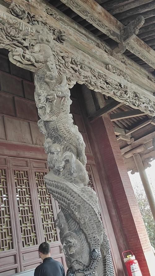給我一些龍柱設計的案例