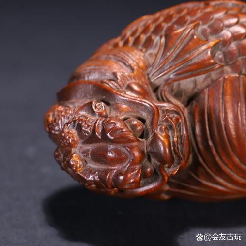 推薦一些現(xiàn)代龍魚木雕作品