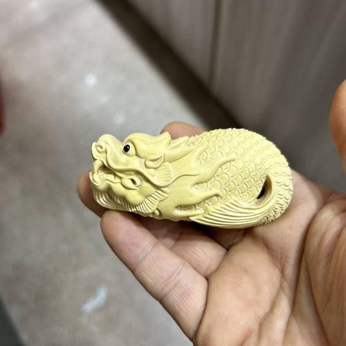 推薦一些現(xiàn)代龍魚木雕作品