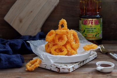 金龍魚可以喂食螞蚱，但需要注意以下幾點(diǎn)：螞蚱可以喂食螞蚱：金龍魚可以喂食螞蚱嗎