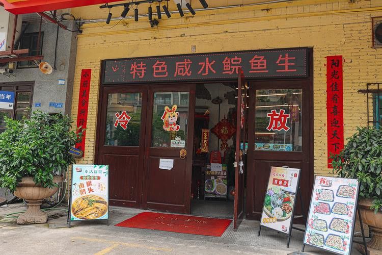家中養龍魚好還是養錦鯉風水好（家中養龍魚還是養錦鯉好養還是錦鯉好養還是錦鯉好養）