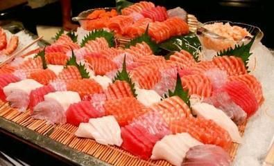 龍魚吃自助餐：龍魚在自助餐中的攝食行為