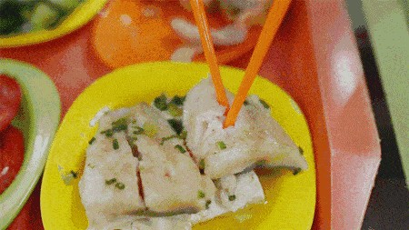 龍魚吃自助餐：龍魚在自助餐中的攝食行為