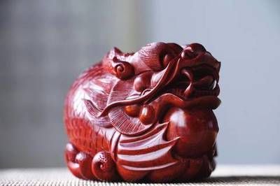 龍魚把件寓意【尊貴與權(quán)威,鎮(zhèn)宅與辟邪：鎮(zhèn)宅與辟邪,其他寓意豐富多樣】