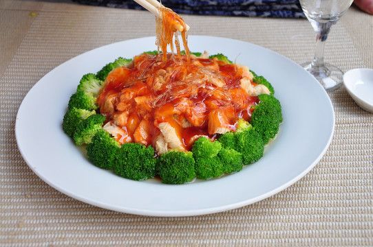 為什么紅龍魚那么貴：飛龍魚翅猴頭菇是中國傳統美食中的一道豪華菜品，融合多種珍貴食材