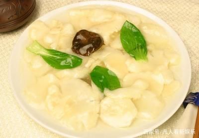 為什么紅龍魚那么貴：飛龍魚翅猴頭菇是中國傳統美食中的一道豪華菜品，融合多種珍貴食材