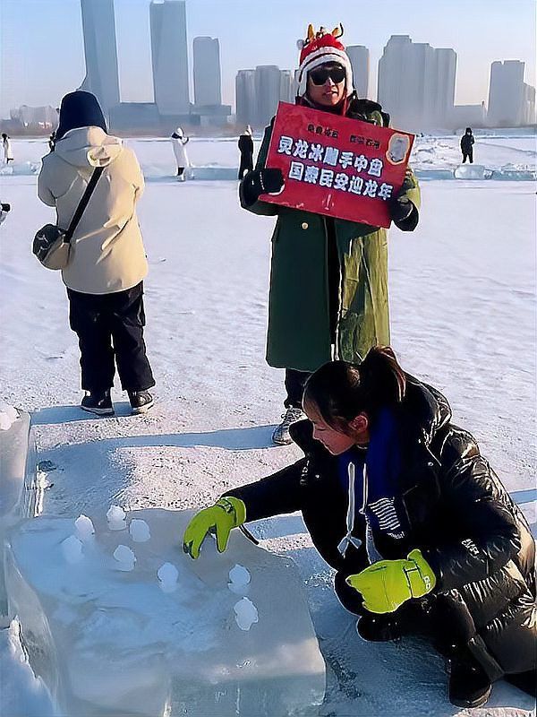 能給出幾張冰雕龍圖片嗎？