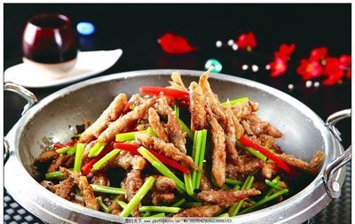 小龍魚吃什么長得寬大的：小龍魚在不同的生長階段需要不同的食物來促進其健康快速的成長