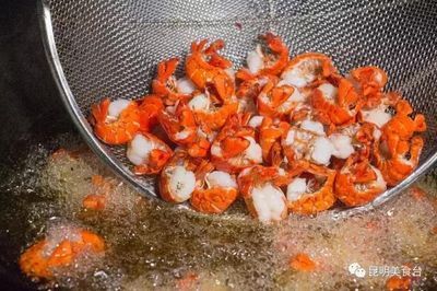 金龍魚吃龍蝦嗎會死嗎：如果金龍魚吃了龍蝦，會死嗎，金龍魚吃龍蝦會死嗎