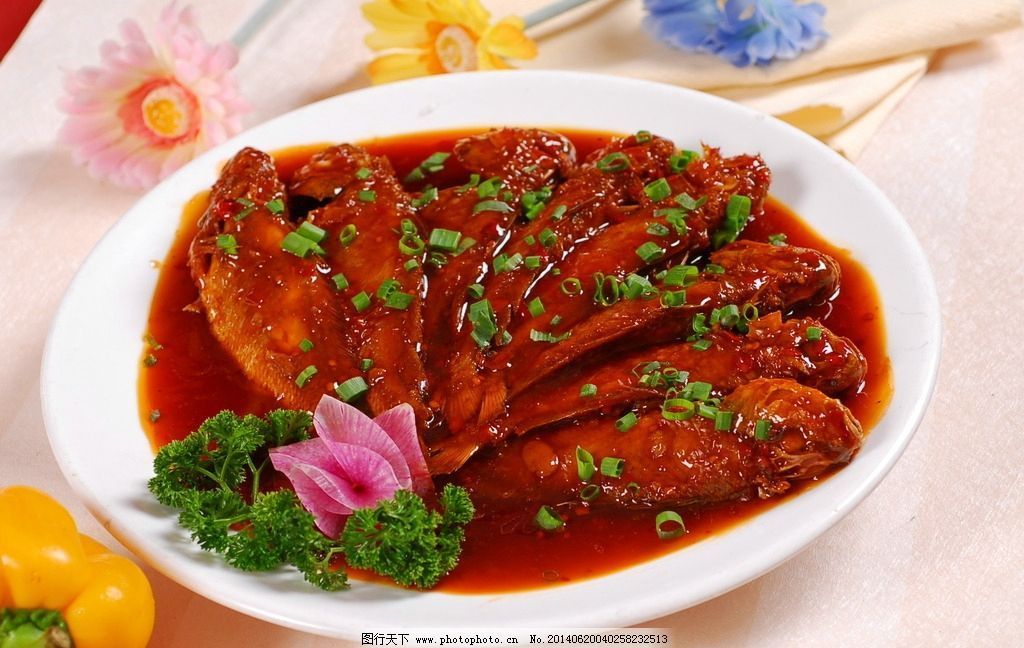龍魚咋做好吃視頻：番茄龍魚的做法詳解，清蒸龍魚的技巧要點，煎龍魚的火候控制