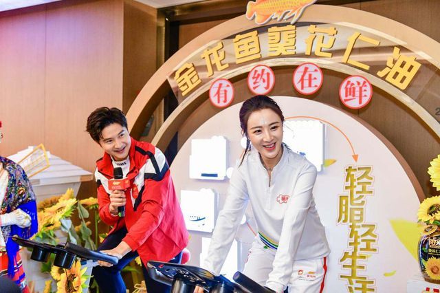 金龍魚趁午休時間約小區(qū)（金龍魚品牌在小區(qū)內(nèi)舉辦社區(qū)活動增加品牌美譽(yù)度）