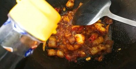 金龍魚吃什么上色快又好看：金龍魚吃什么上色最好