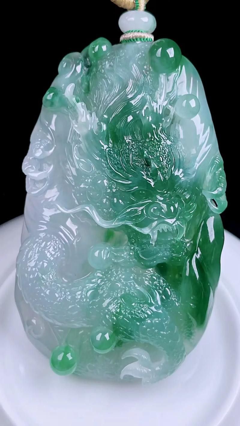 如何辨別真假龍牌吊墜？