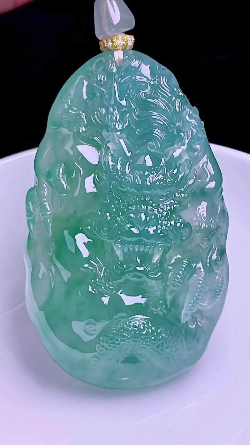 如何辨別真假龍牌吊墜？