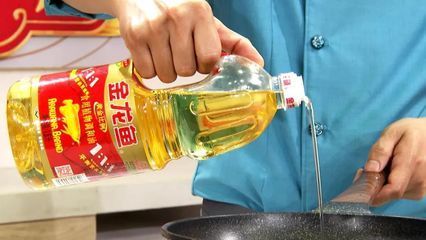 金龍魚加多少鹽：養(yǎng)金龍魚時(shí)，加鹽的量和頻率需謹(jǐn)慎考慮，不會(huì)對(duì)金龍魚健康造成負(fù)面影響