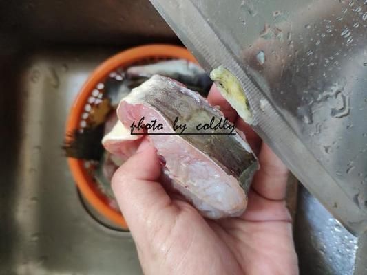 龍魚泥鰍去粘液，喂養(yǎng)龍魚時(shí)，泥鰍身上有一層黏液，可以幫助去除粘液
