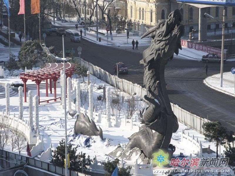 哈爾濱騰龍廣場黑龍雕像的設計師是誰？