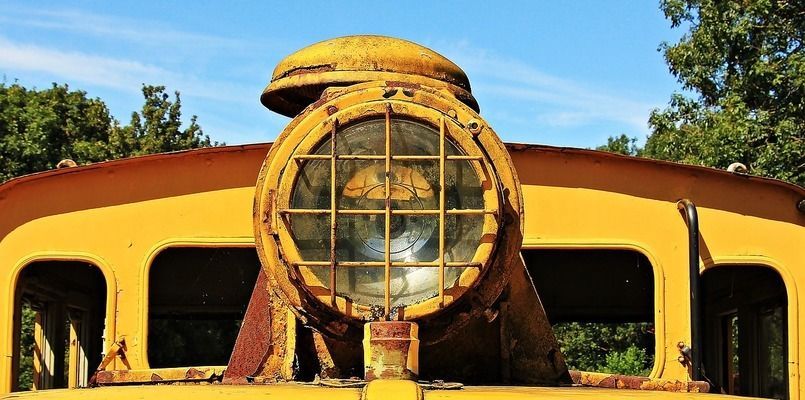 龍魚在魚缸下面游怎么回事？：龍魚在魚缸下游動(dòng)的一些常見原因及其詳細(xì)解釋