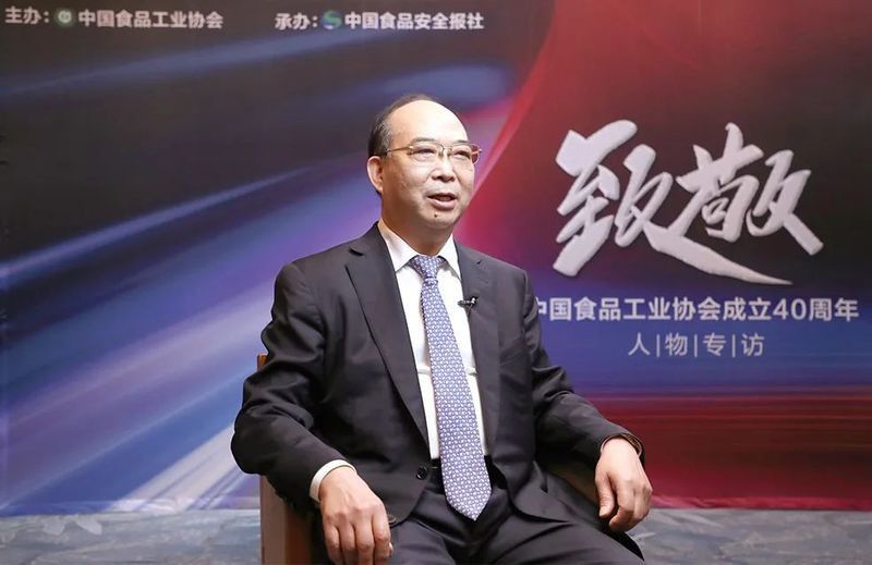穆彥魁是否參與金龍魚的日常管理？