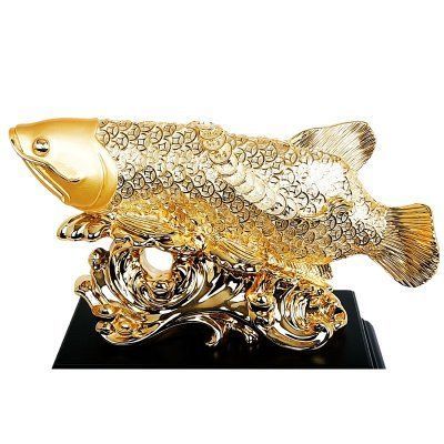 大型金龍魚(yú)擺件的寓意：大型金龍魚(yú)擺件寓意為財(cái)富、吉祥、長(zhǎng)壽和尊貴、尊貴