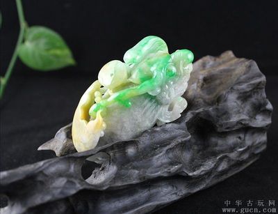 翡翠龍魚擺件（翡翠風水魚擺件圖片大全）