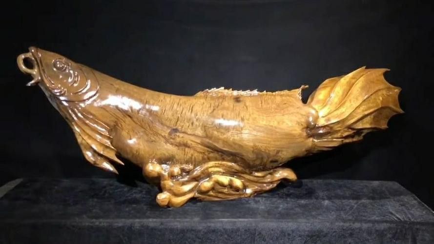 木雕刻的金龍魚