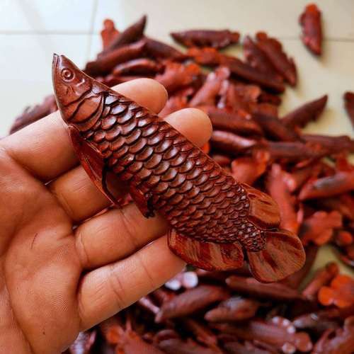 木雕刻的金龍魚