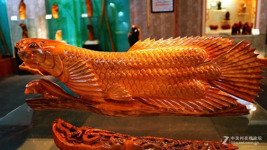 木雕刻的金龍魚