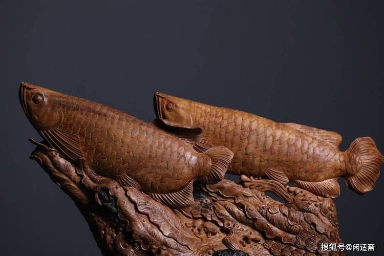 木雕刻的金龍魚