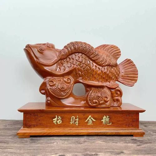 木雕刻的金龍魚