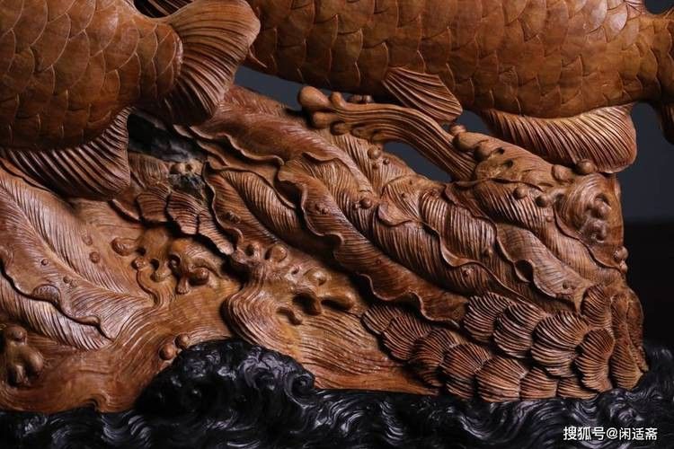 木雕刻的金龍魚