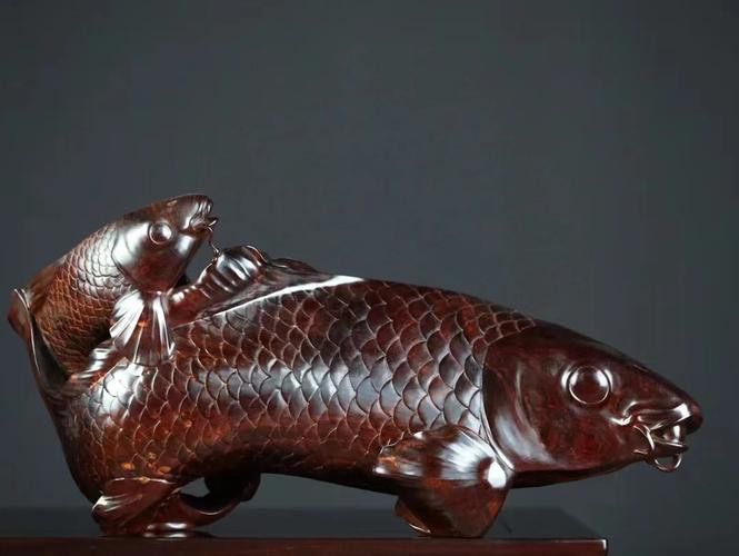 木雕刻的金龍魚