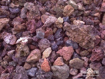龍魚(yú)缸放火山石的作用：火山石可以使得水中的離子活躍，主要是增加了氧離子的含量