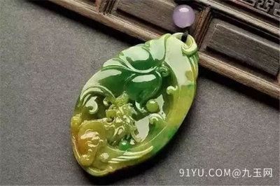 魚化龍玉雕的眼睛：魚化龍翡翠掛件寓意豐富，充滿了對未來的美好祝愿和期望