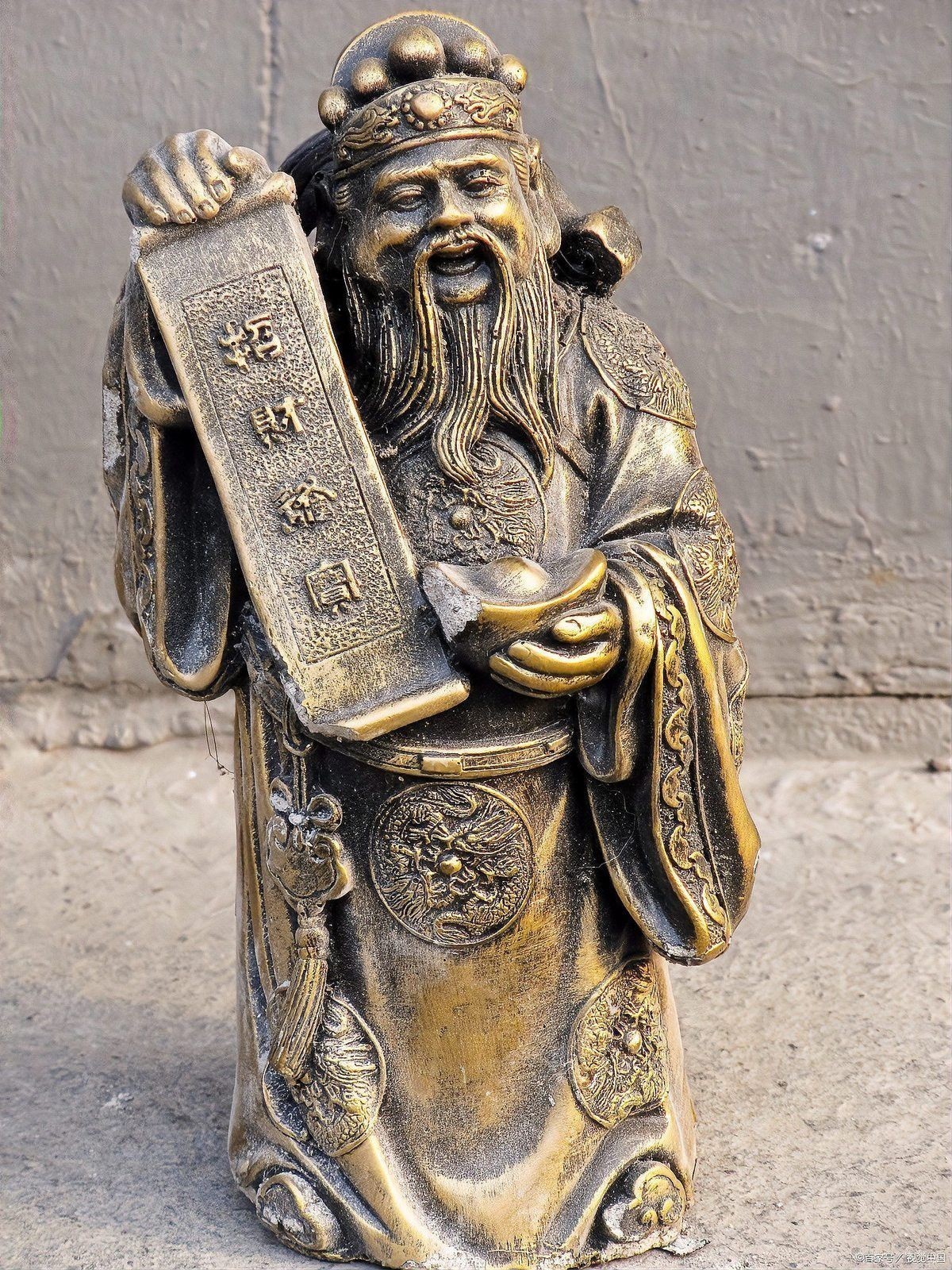 如何清潔和保養白子招財龍擺件？