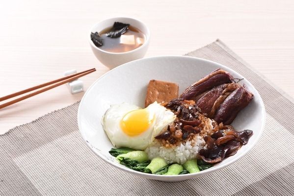 龍魚一般吃什么食物，如何給龍魚選擇活餌，龍魚飼料的營(yíng)養(yǎng)成分，龍魚喂食注意事項(xiàng)