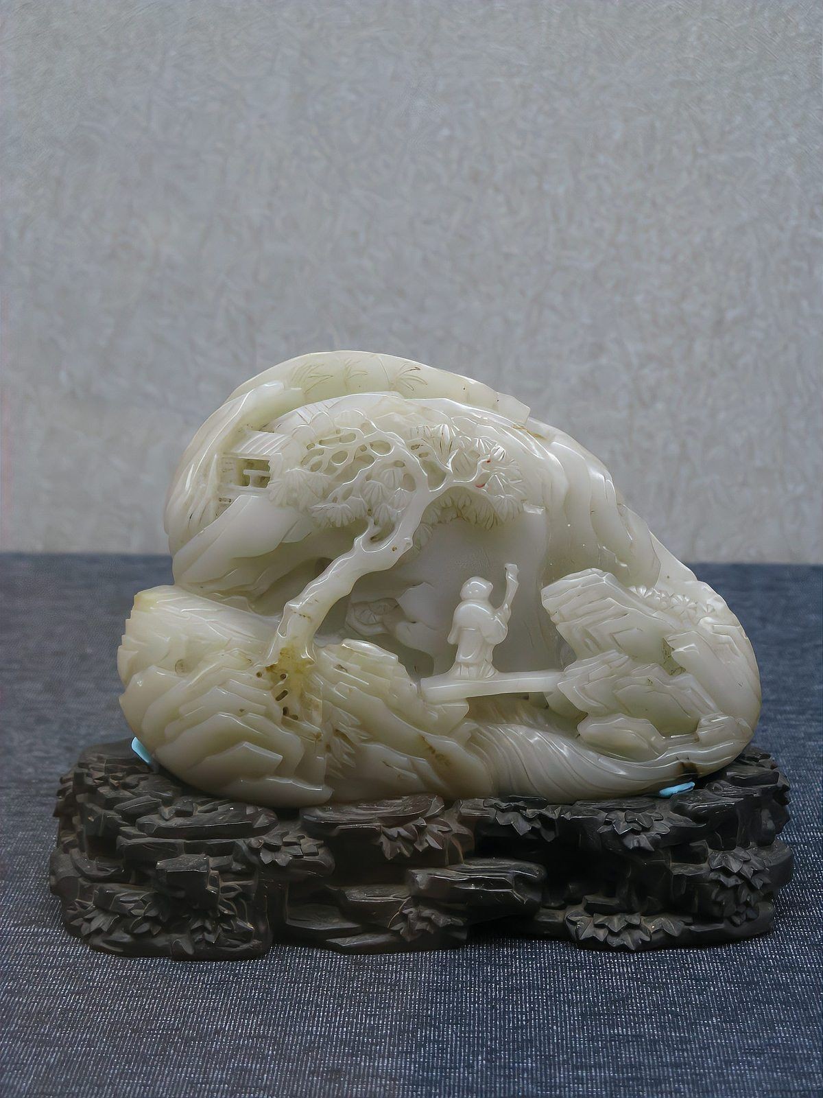 如何辨別真假玉石龍形擺件？