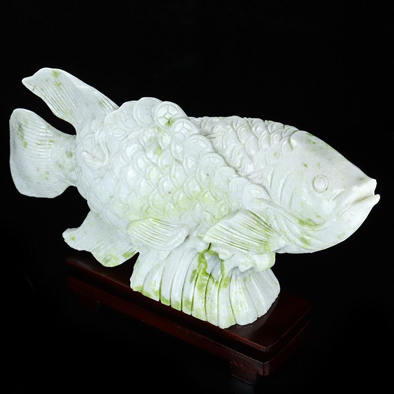 玉石龍魚擺件怎么擺放：玉石龍魚擺件在風水學中被認為具有吉祥的意義