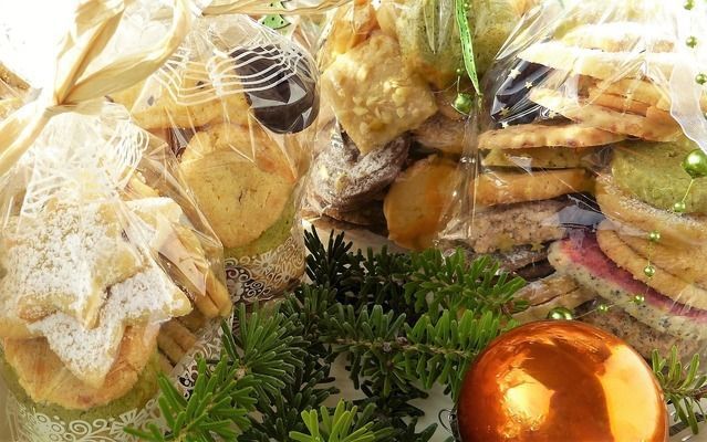 紅龍魚喂飼料好還是喂蝦好一點(diǎn)：紅龍魚天然食物清單,紅龍魚營養(yǎng)需求詳解,蝦段與整蝦喂養(yǎng)對比