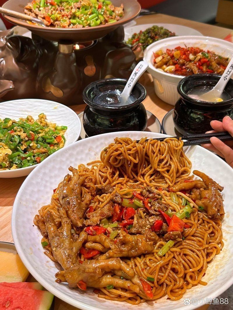 金龍魚和食人魚混養可以嗎：金龍魚與食人魚混養的挑戰與技巧