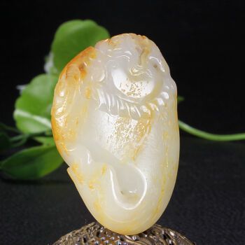 魚化龍玉雕的拍賣記錄：青白玉雕魚化龍擺件被拍賣估價(jià)180000元：魚化龍玉雕拍賣記錄