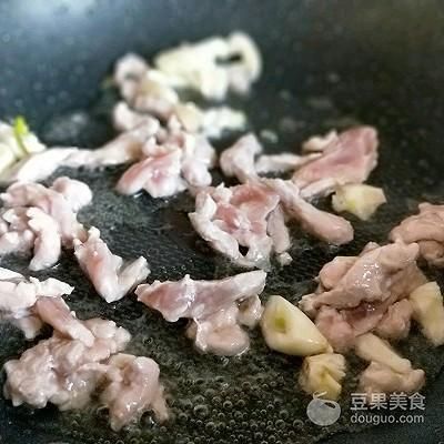 金龍魚背部鱗片發白：金龍魚背部鱗片發白可能是由于多種原因引起的