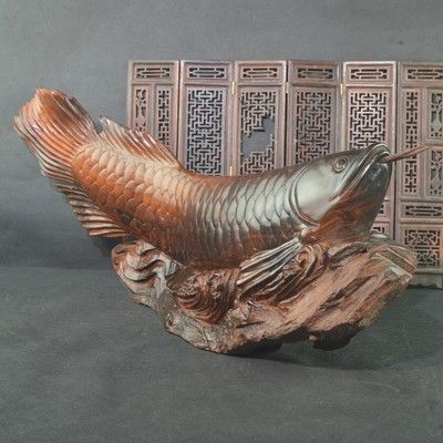巨型金龍魚木雕：巨型金龍魚木雕是一種具有濃郁中國文化特色的藝術品