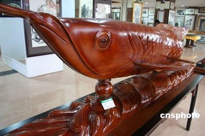 巨型金龍魚木雕：巨型金龍魚木雕是一種具有濃郁中國文化特色的藝術品
