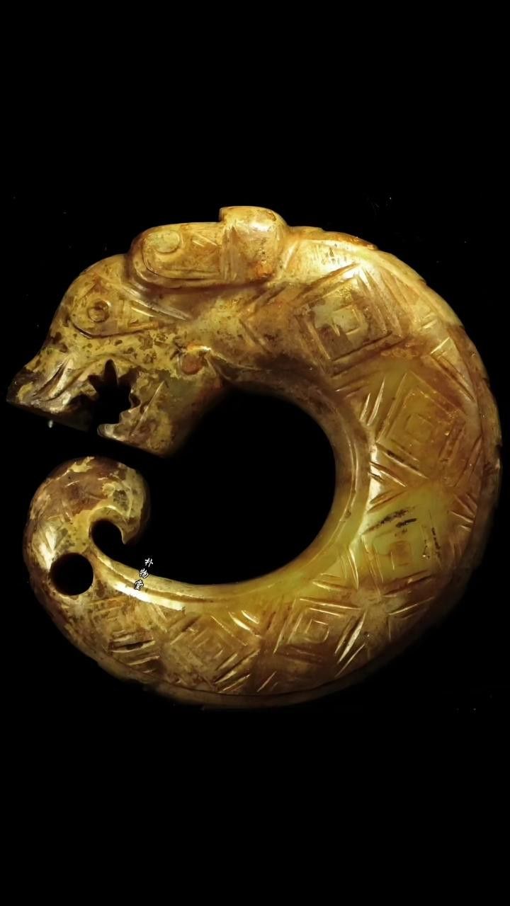 再給我幾張不同風格的龍頭朝右的龍