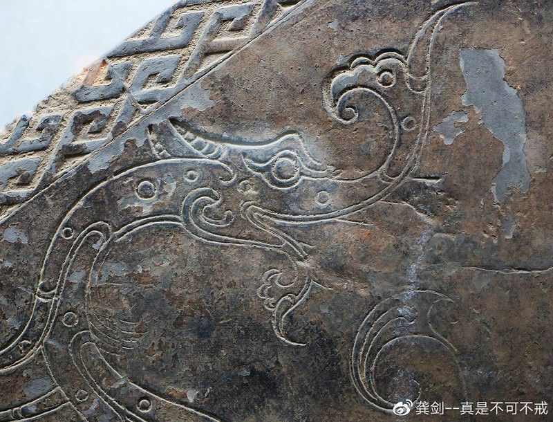 再給我幾張不同風格的龍頭朝右的龍