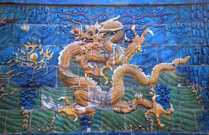 再給我幾張不同風格的龍頭朝右的龍