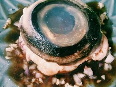龍魚眼有白點怎么消除：龍魚眼睛出現白點可能是由于水質問題，龍魚白點病因及預防措施