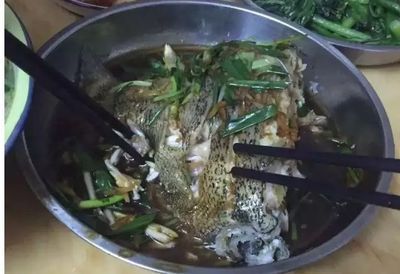龍魚出水面吃氣泡水可以嗎：龍魚出水面吃氣泡水可以嗎，