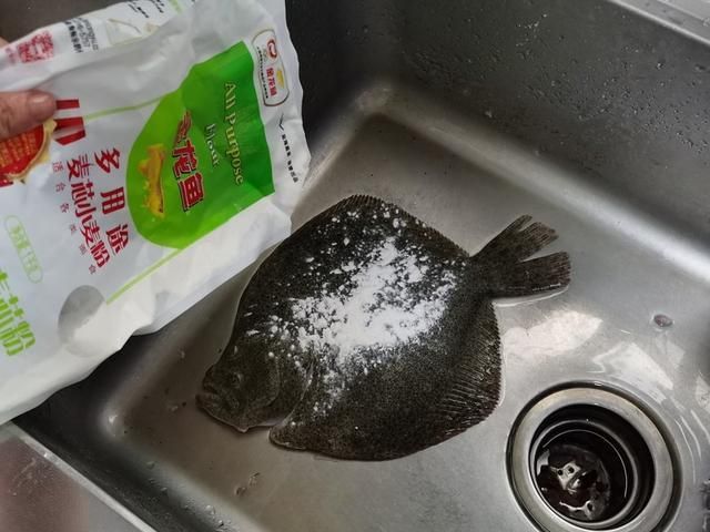 龍魚排便白色粘液：龍魚排便呈白色粘液狀可能是由于以下幾個原因引起的